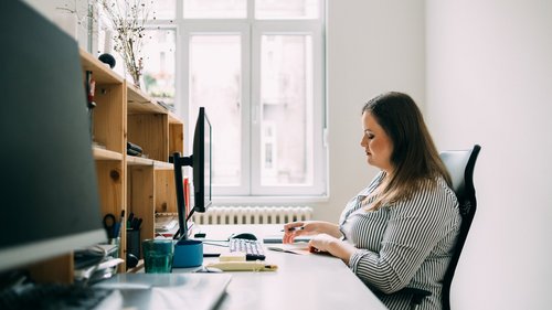 Mitarbeiterin Öffentlicher Dienst am Desktop-Computer arbeitend.