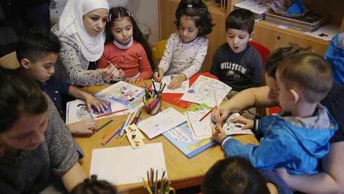 Ausländische Schüler bei einer Vorlesaktion