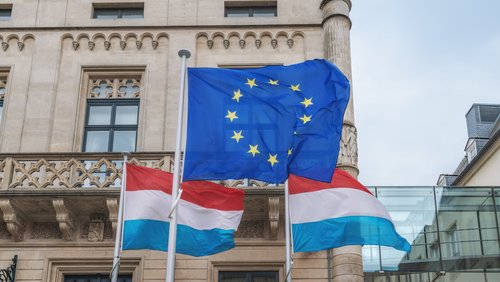 Wehende Flaggen vor der Abgeordnetenkammer Luxemburgs: Nirgendwo sonst sind die Europäer so reich wie im Großherzogtum