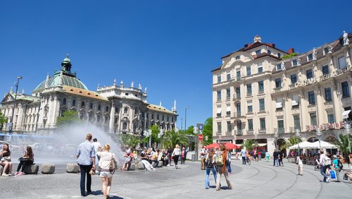 Karlsplatz in München im Sommer