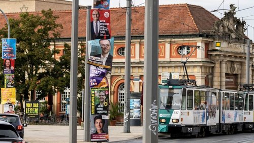 Wahlkampfplakate der SPD, der rechtsextremen Alternative für Deutschland (AfD), der Grünen, der CDU, der FDP und anderer Parteien stehen am 09. September 2024 in Potsdam.