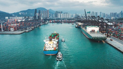 Container Cargo Frachtschiff Terminal in Hongkong, China.