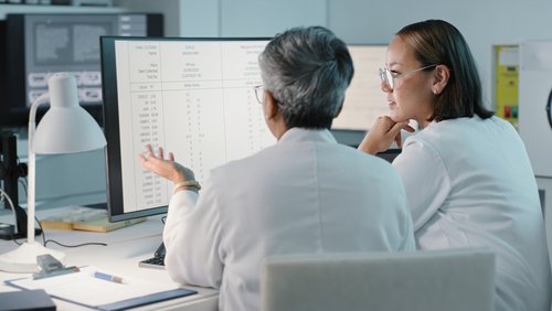 Wissenschaft, Krankenhaus und Frauen am Computer für Forschung, medizinischen Bericht und Datenanalyse im Labor.