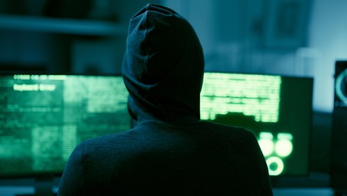 Hacker, IT und Personen mit Code auf dem Computer, Programmieren und Phishing-Betrug mit Malware oder Viren.