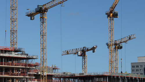 Der Wohnungsbau kriselt wegen steigender Baukosten und Zinsen. Der Wohnungsbau kriselt wegen steigender Baukosten und Zinsen.