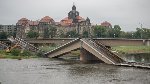 Blick auf die eingestürzte Carolabrücke in Dresden