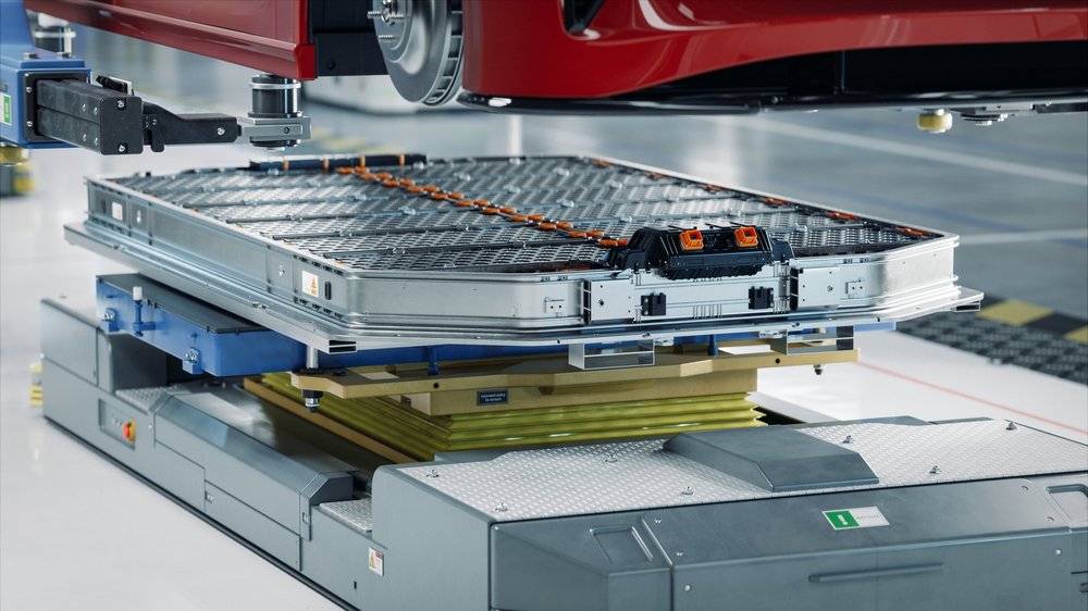 Generisches EV-Batteriepaket unter Elektroauto auf Produktionslinie in der modernen Fabrik. Hochleistungsbatterie für die Automobilindustrie.