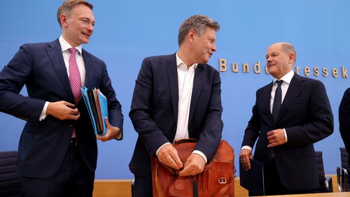 Lindner, Habeck und Bundeskanzler Scholz präsentieren den Haushaltsentwurf. 