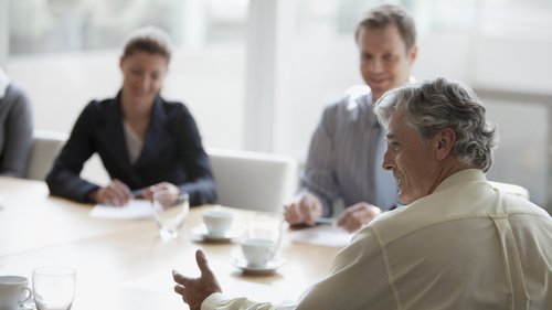 Geschäftsleute der Babyboomer-Generation bei einer Tagung im Konferenzraum.