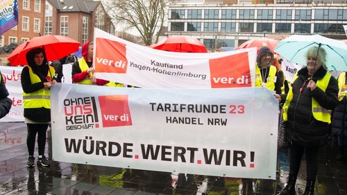 Ver.di-Streik 2023: Beschäftigte im Einzelhandel streiken in Bottrop.