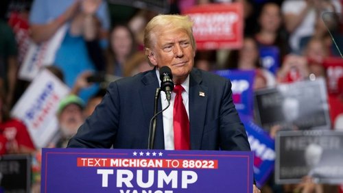 Der republikanische Präsidentschaftskandidat und ehemalige Präsident Donald J. Trump hält seine erste öffentliche Wahlkampfveranstaltun am 20. Juli 2024 in Grand Rapids, Michigan. 