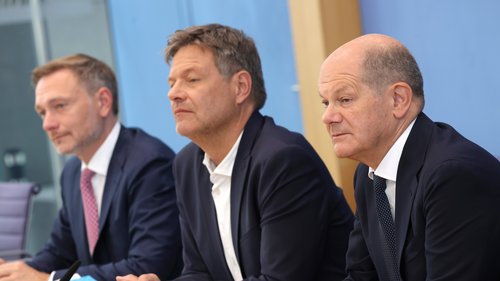Christian Lindner, Robert Habeck und Olaf Scholz sitzen in der Bundespressekonferenz.