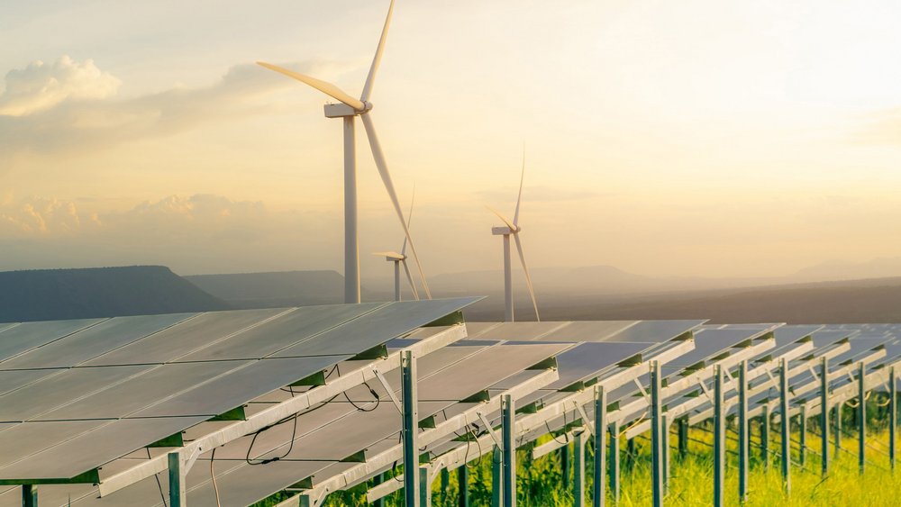 Nachhaltige Energie. Solar- und Windkraftanlagen. Nachhaltige Ressourcen. Solar, Windkraft. Erneuerbare Energie. Nachhaltige Entwicklung. Photovoltaik-Panel. Ökostrom. Alternative Stromquelle.