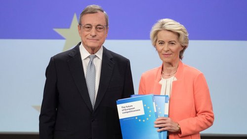 Der ehemalige Präsident der Europäischen Zentralbank, Mario Draghi (L), übergibt seinen Bericht an die Präsidentin der Europäischen Kommission Ursula von der Leyen (R) vor den Medien im Berlaymont, dem Hauptsitz der EU-Kommission, am 9. September 2024 in Brüssel, Belgien.