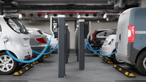 Seitenansicht des Aufladens von Elektroautos im Parkhaus. Konzept für saubere Energie.